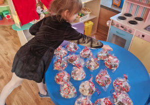 Dziewczynka wybiera prezent świąteczny dla rodziny