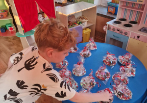 Chłopiec wybiera prezent świąteczny dla rodziny