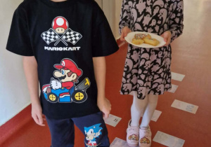 Dzieci idą do innej grupy z życzeniami i słodkim poczestunkiem