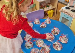 Dziewczynka wybiera prezent świąteczny dla rodziny