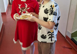 Dzieci idą do innej grupy z życzeniami i słodkim poczestunkiem