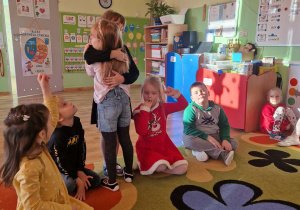 Dzieci składaja sobie życzenia świąteczne