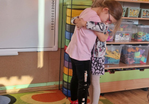 Dzieci składaja sobie życzenia świąteczne