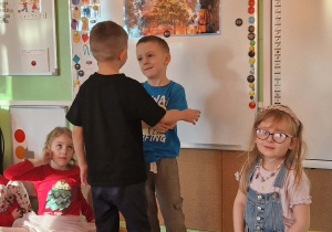 Dzieci składaja sobie życzenia świąteczne