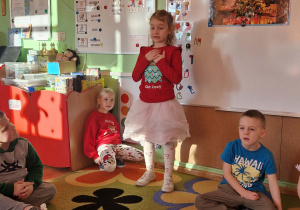 Dziewczynka składa wszystkim życzenia świąteczne