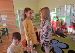 Dzieci składaja sobie życzenia świąteczne