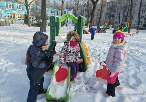 Dzieci bawią się śniegiem