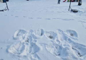 dwa aniołki zrobione na śniegu przez dzieci