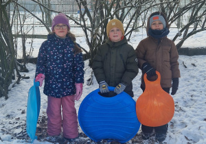 Dzieci prezentują swoje jabłuszka do zjeżdżania