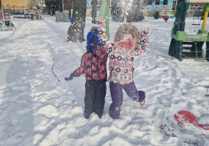 Dziewczynki rzucają śniegiem