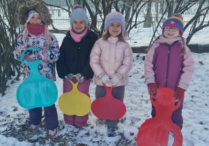 Dzieci pozują do zdjęcia w zimowej szacie