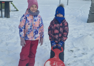 Dziewczynki bawią się na śniegu