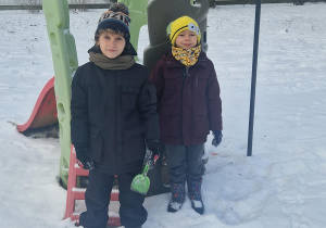 Chłopcy bawią się na śniegu