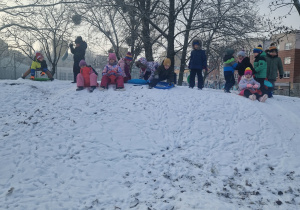 Dzieci zjeżdżają z górki na jabłuszkach