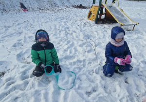 Dzieci zjeżdżają z górki na jabłuszkach