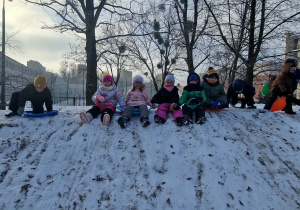 Dzieci zjeżdżają z górki