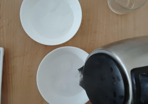 Dzieci uczestniczą w zimowej zabawie badawczej