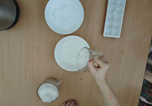 Dzieci uczestniczą w zimowej zabawie badawczej