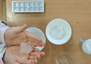 Dzieci uczestniczą w zimowej zabawie badawczej