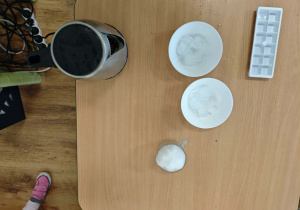 Dzieci uczestniczą w zimowej zabawie badawczej