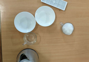 Dzieci uczestniczą w zimowej zabawie badawczej