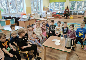 Dzieci uczestniczą w zimowej zabawie badawczej