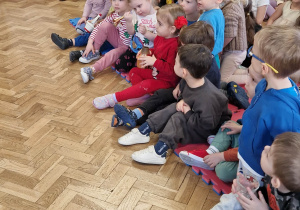 Dzieci oglądają części do instrumentów