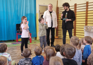 Dwoje dzieci dmucha w ustniki