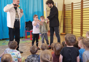 Dziewczynka dmucha w ustnik przymocowany do wężyka