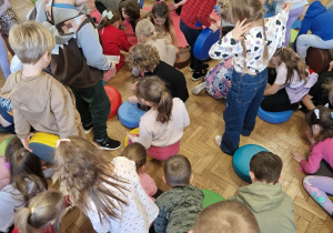 dzieci zbierają kolorowe konffeti