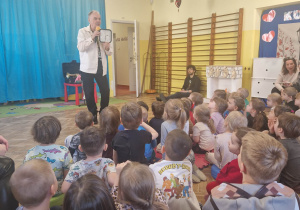 Pan pokazuje dzieciom zegar