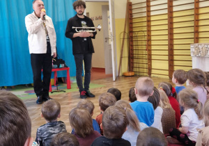 Pan prezentuje trąbkę