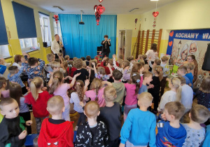 Dzieci bawią się do wygrywanej przez pana muzyki