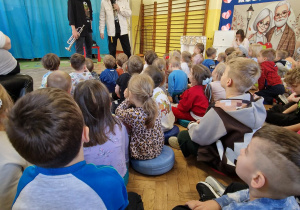 Dzieci słuchaja opowieści o trąbce