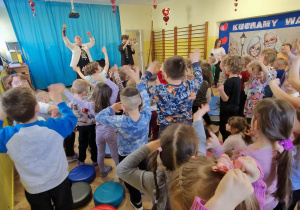 Dzieci klaszczą i tańczą do znanych melodii