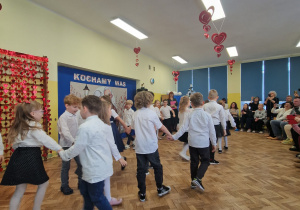 Dzieci tańczą do piosenki