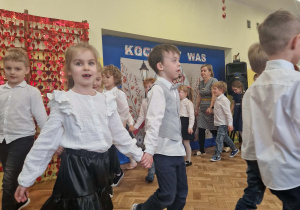 Dzieci tańczą do piosenki