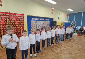 Chłopcy recytują wiersz dla babci