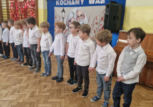 Chłopcy recytują wiersz dla babci