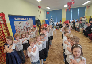 Dzieci stoją w 3 rzędach