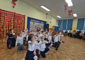 Dzieci tańczą dla swoich dziadków