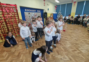 Dzieci tańczą dla swoich dziadków