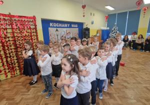 Dzieci stoją w 3 rzędach