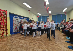 Dzieci tańczą taniec z pudełkami