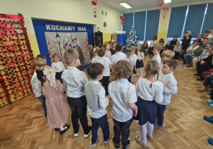 Dzieci tańczą taniec z pudełkami