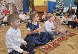 Dzieci grają na instrumentach muzycznych
