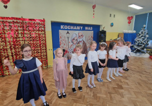 Dziewczynki recytują wiersz dla dziadków