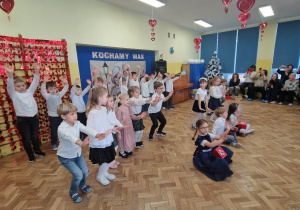 Dzieci tańczą dla swoich dziadków