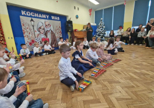 Dzieci grają na instrumentach muzycznych