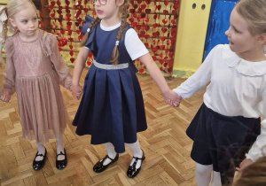 Dziewczynki tańczą w kole